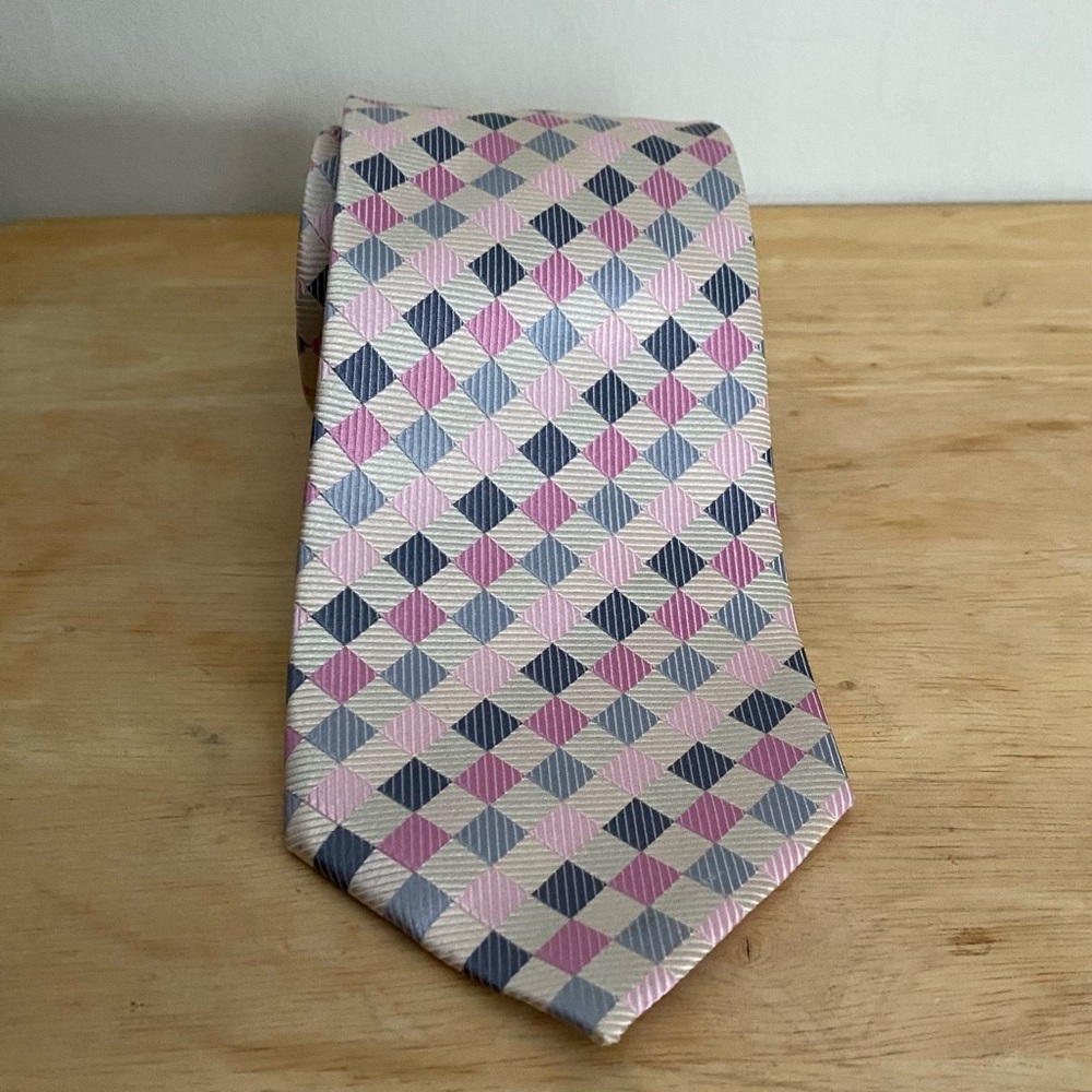 Geoffrey Beene Men’s Handmade Silk Tie in a Pink and Silver